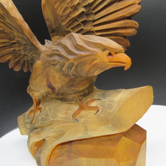 PAIR OF HAND CARVED WOODEN EAGLES. - Picture 4 of 9